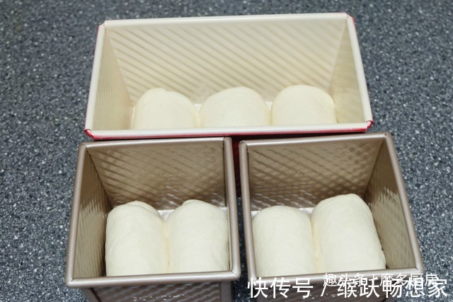 这个面包配方好，牛奶、黄油、鸡蛋全不放，一次发酵，香软又健康