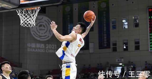 张镇麟|郭艾伦两分钟内连砍9分率队逆转,张镇麟4记暴扣令场边欢声雷动