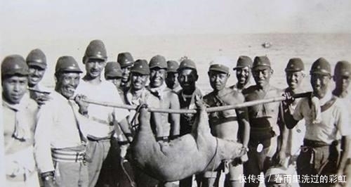 姑娘|日本鬼子罕见老照片:图二日寇搂着小姑娘,姑娘眼神让人很心痛!