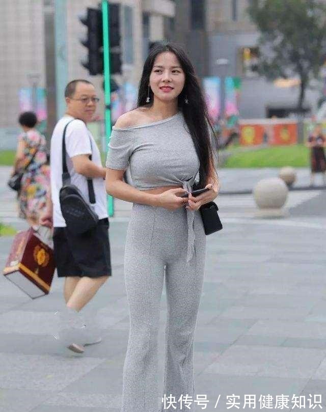 女孩子 打底裤搭配不挑人，凸显与众不同气质，耐看又不过时！