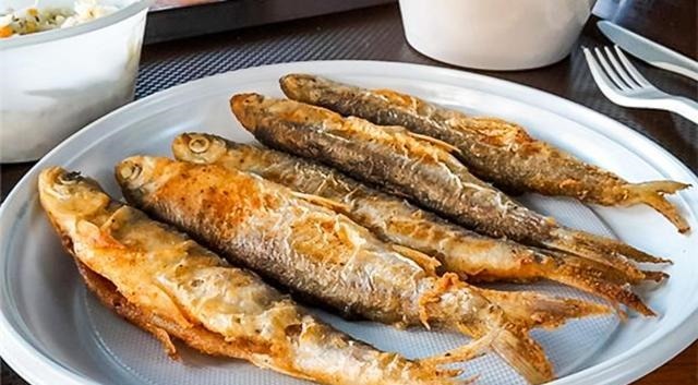 炸鱼时,有人用面粉有人用淀粉,都不对!学会正确做法,香脆好吃