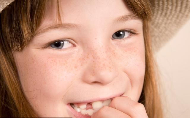 医生|小时候爱啃指甲的娃,长大会怎么样医生直言大概是这两种结局