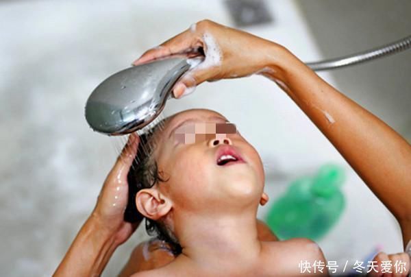 孩子|“妈妈你为什么有小翅膀”,女儿洗澡时质问妈妈,宝妈机智应答