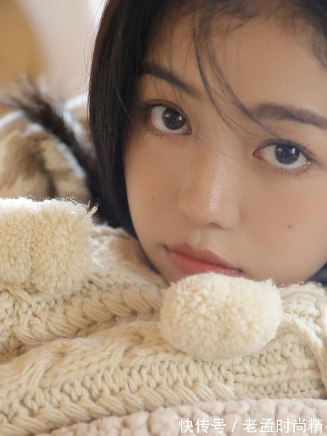 谁家的小可爱 这是谁家的小可爱?年轻漂亮女孩毛衣搭配小白袜,果然好看