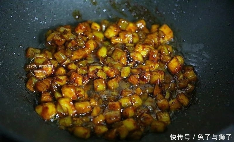 纯素馅大包子,比肉馅的汤汁丰富,吃着更香