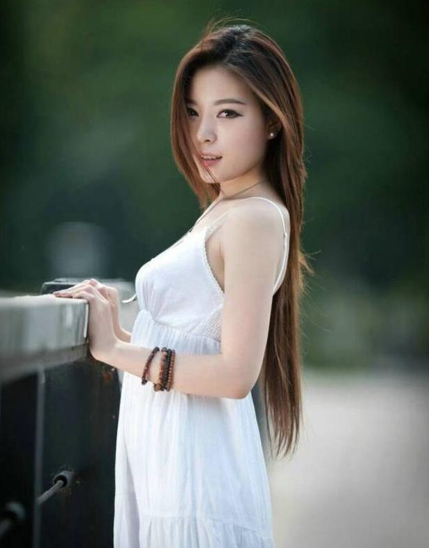 街拍;肤白貌美的小姐姐,“挺”有韵味