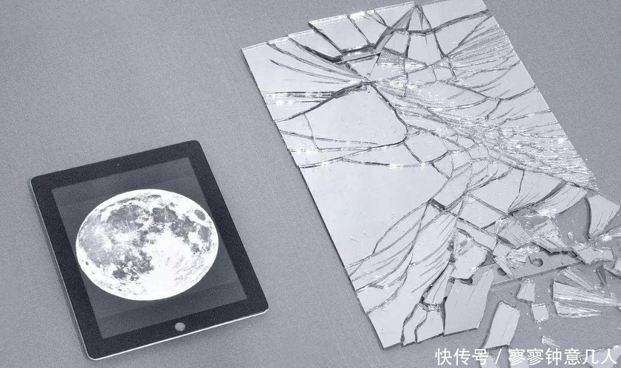 艺术家用铁锤砸玻璃,吃瓜群众开始很不屑,下一秒就惊叹:大师!