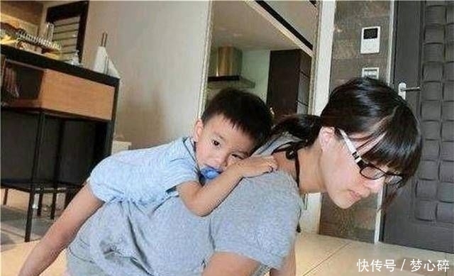 拍照|“原来校花在照顾我!”妻子照顾儿子,丈夫拍照在朋友圈炫耀