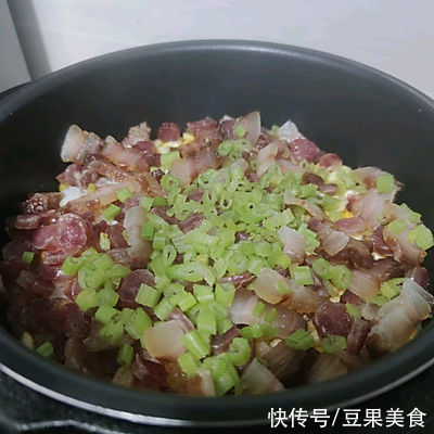 煲仔|色香味俱全，米饭配一碗腊味饭，下饭绝杀