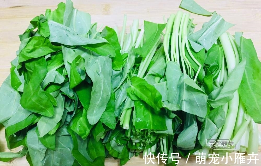 炒空心菜,直接炒就不对了,多加一个步骤,翠绿不发黑,十分脆嫩