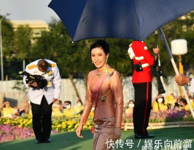 苏提达$36岁诗妮娜虚荣心强,用大黑伞代替华盖,集体亮相时终于露馅了