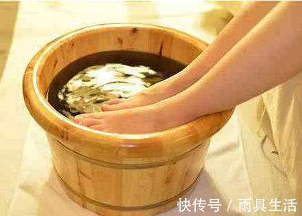 白发|泡脚水里加此物,白发黑了,失眠好了,还能延缓衰老,了解一下