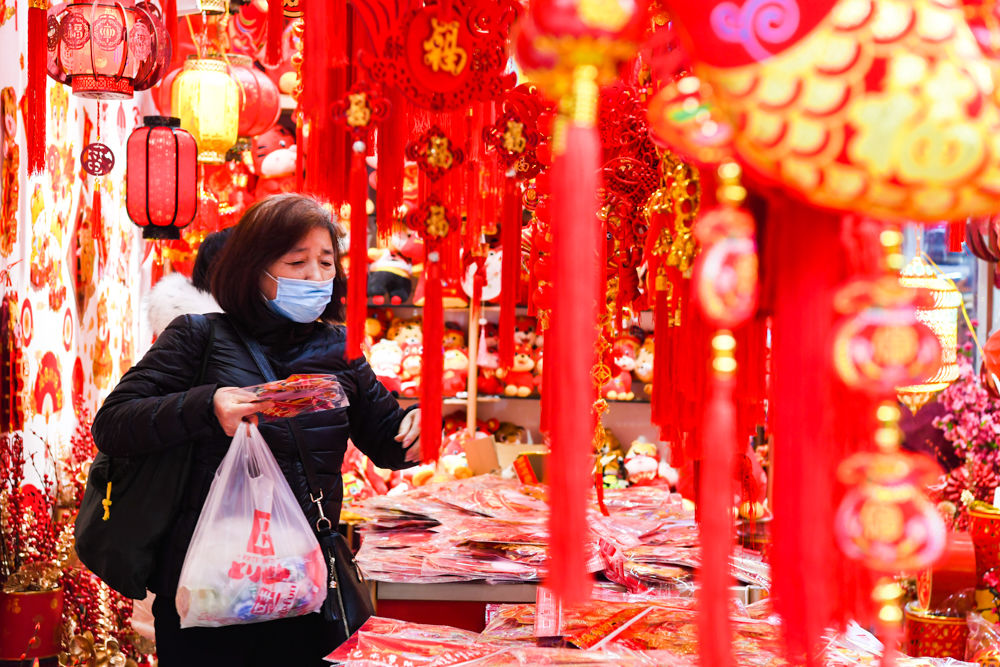 饰物|图说│过年就是要红红火火！虎年新春临近，去福佑路小商品市场挑个福字、选副春联