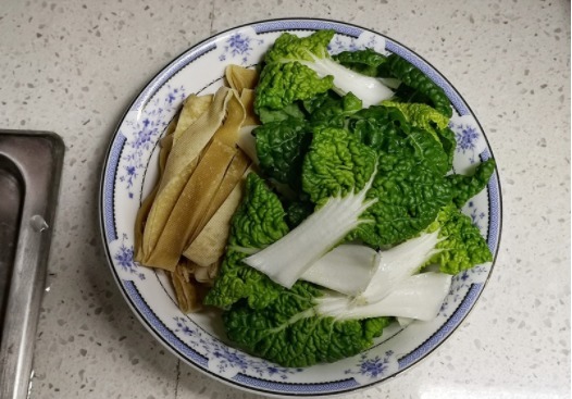  一个人吃饭的时候，我经常煮这样的菜，食材一锅煮，简单又美味