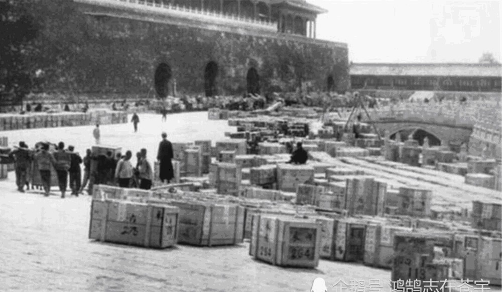 图五|历史瞬间,故宫南迁文物在皇城墙下堆积如山,图五郭沫若在挖定陵