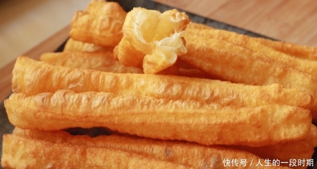 家庭自制放心小油条:不加明矾泡打粉,外酥里嫩,比买的还好吃