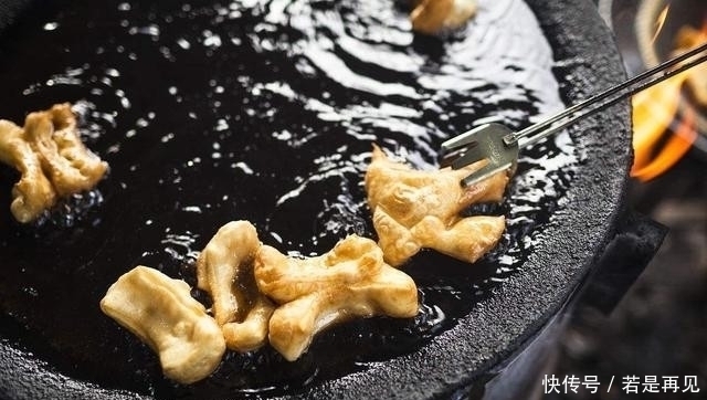 婆婆|农村婆婆给做的早餐油条，配着胡辣汤太美了，还有这个小的油炸物