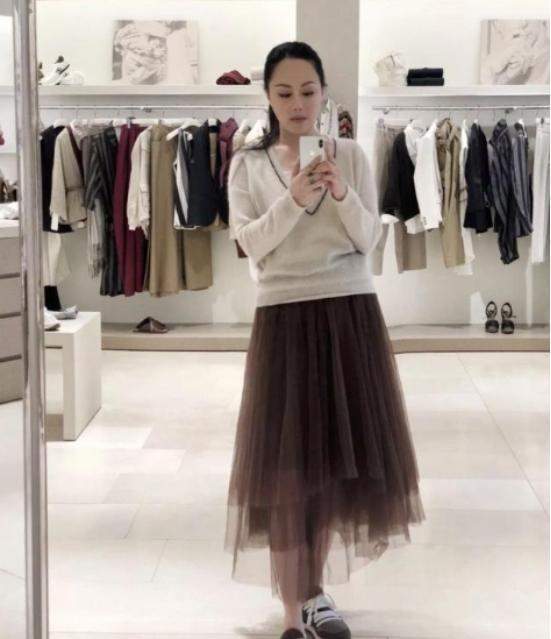 连衣裙|章小蕙奔六的年纪风韵犹存,一袭浅蓝色印花裙优雅温柔,高贵精致