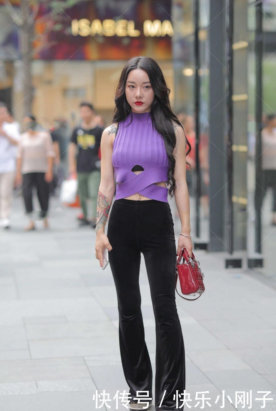 紫色|看起来就活的比较奔放，怎么会有如此高级的美女，带来复古高级感