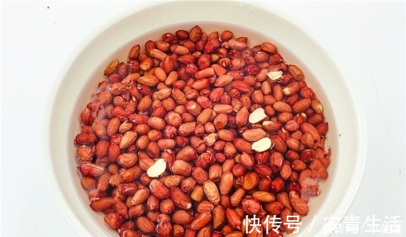 炸花生米时,别再只会放白酒了,多加1步,花生嘎嘣脆,7天不返潮