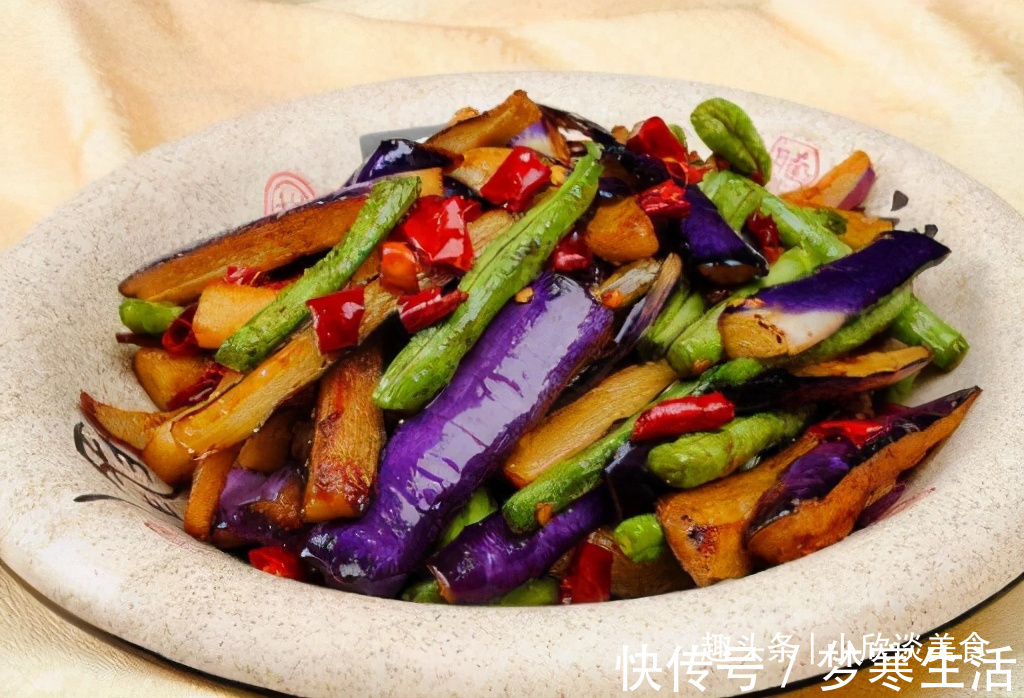红辣椒|炒茄子先放油是不对的！饭店大厨：多加这2步，茄子不吸油不发黑
