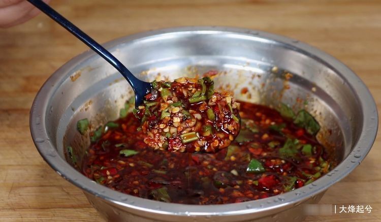80岁老厨师教我的万能凉拌汁,拌什么都好吃,香辣开胃,真得劲