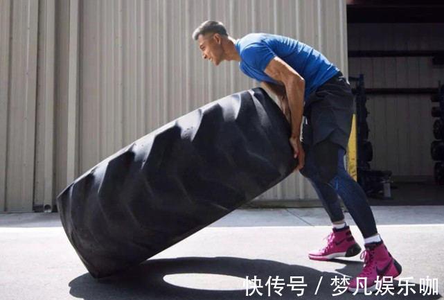 nb同样是推轮胎,看看詹姆斯,看看易建联,再看看周琦!差距太大了