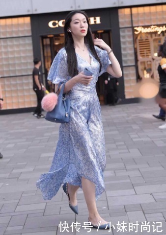 街拍不服老的辣妈,穿上少女感的淑女裙,瞬间年轻好几岁