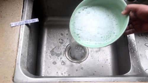 厨房下水道倒一碗水,厉害了,下水道不脏不堵也不臭,早知早受益
