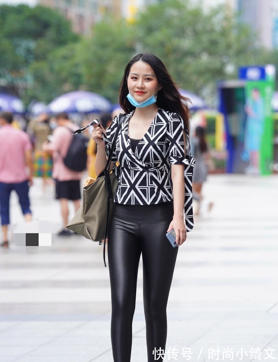 上衣|黑白上衣搭配小皮裤,简单经典,永不过时