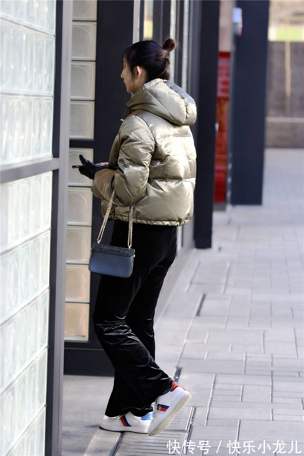 风格 黑色丝绒长裤搭配白色板鞋,军绿色短款羽绒服,冬季小女生穿搭