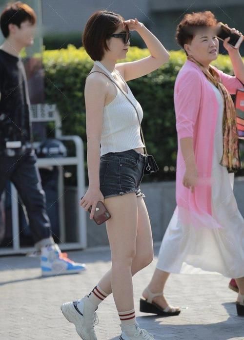 设计|白色V领上衣搭配牛仔热裤显腿长,炫腹设计搭配长袜别有一番韵味