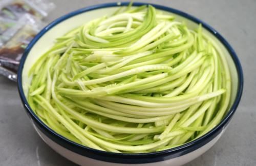 做凉拌菜，最忌直接加生抽牢记“6个1”，拌什么菜都好吃