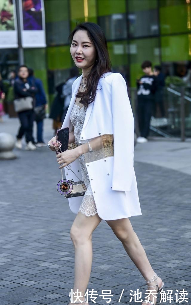 身材|微胖身材怎么搭配秋装?美女利用白色的优缺点,展现微胖美和气质