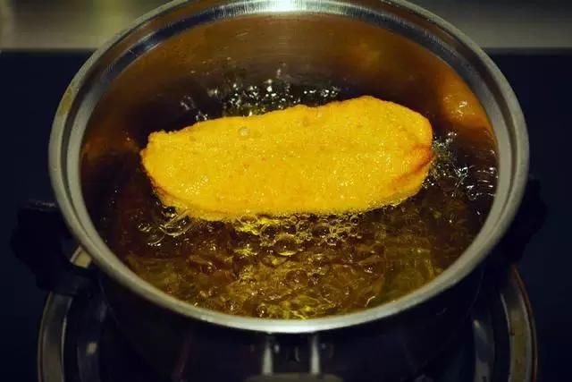  炸油条|最详细的炸油条做法学会了在家也能做出跟外面一样又脆又挺的油条