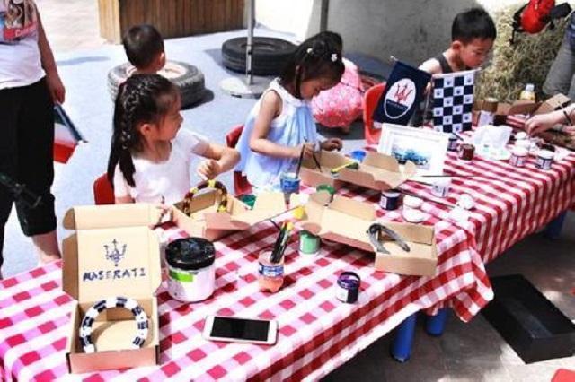 孩子|熊孩子''画毁''玛莎拉蒂,车主却在一旁淡定围观,保安欲劝阻反遭拦