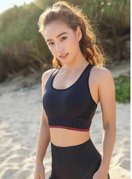 紧身|街拍迷人丰满的紧身打底裤美女,展现出动人的曲线身材!