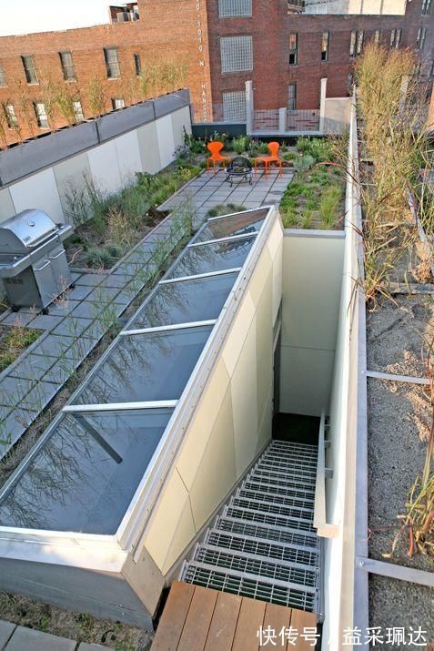 盖板式|买了顶楼就是好,凿个天窗入口,把楼顶收拾干净,一家独享大露台!