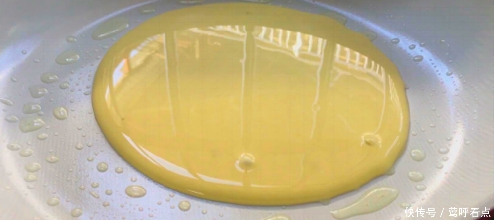 玉米面加3个鸡蛋,不揉面不发面,柔软又筋道,一次10张不够吃