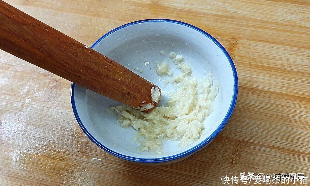大蒜|茄子别再炒着吃了,试试这道手撕茄子,既开胃又解馋,好吃又下饭