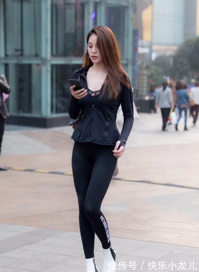 东方女性|美女一身黑色的穿搭,手上拿着手机,感觉有什么心事