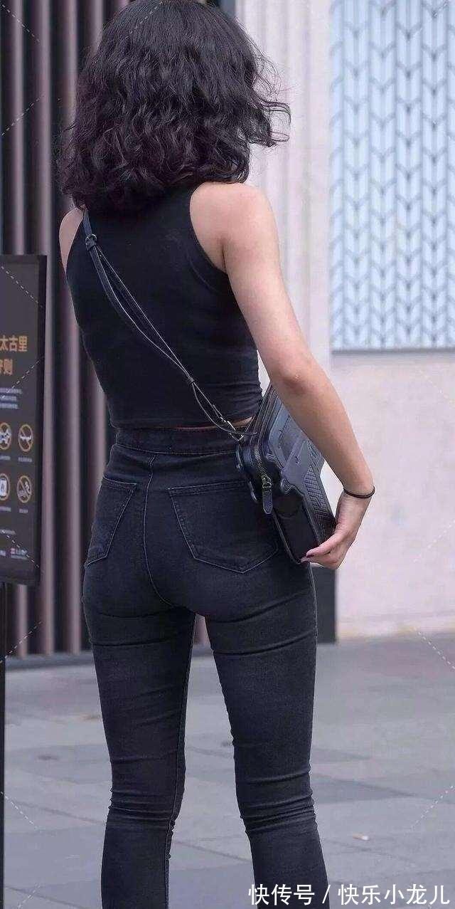 上半身 黑色吊带搭配黑色牛仔裤,穿出个性,穿出风格