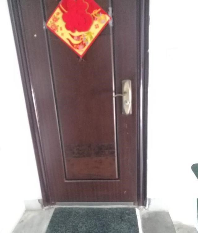 楼道|对门邻居不仅把鞋柜放楼道,还砌了2公分地台,当都是自个家呢