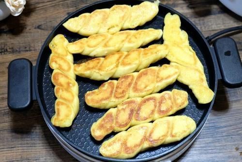 玉米面做面食不用蒸,松软细腻底部焦脆,比蒸的香,全家都爱吃