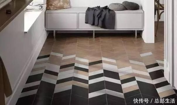 客厅|客厅该铺瓷砖还是地板老师傅从不纠结,直接用这种,时尚又耐用