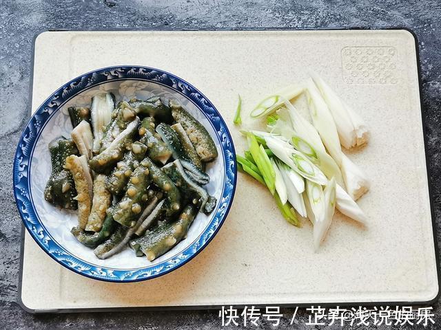 汤汁|家常葱烧海参，不用高汤，做法简单又省时间，上桌汤汁都不剩