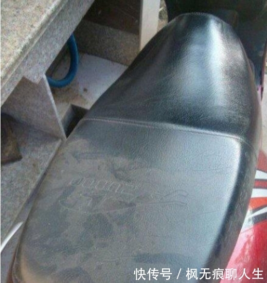 |搞笑笑话:哥们,看你摩托车坐垫就知道你还单身