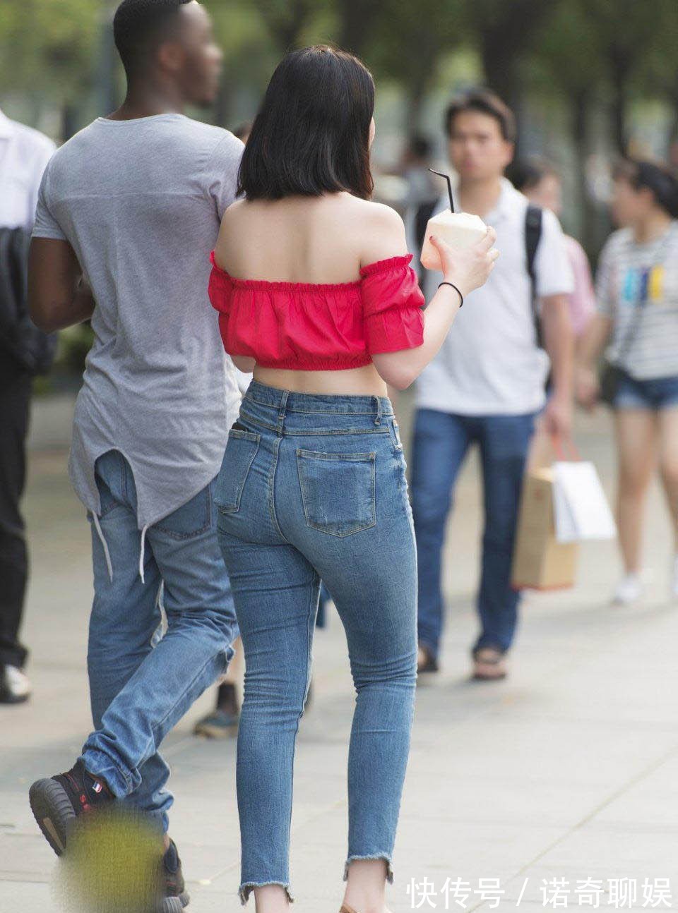 减龄 红色一字领上衣搭配牛仔裤,时尚减龄,潮流范儿满满