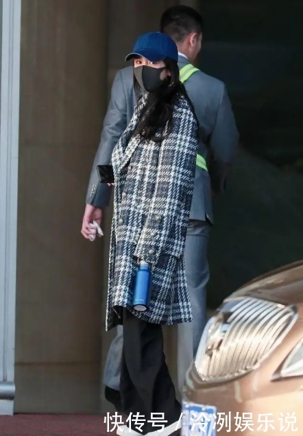 中年的女人,穿大衣少配打底裤,学学明星的“气质”穿法,很减龄