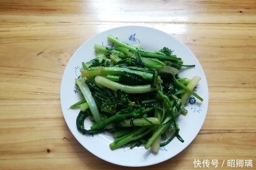 鱼头|半小时做4个菜,娘俩吃到肚子滚圆,婆婆这样下去可不行
